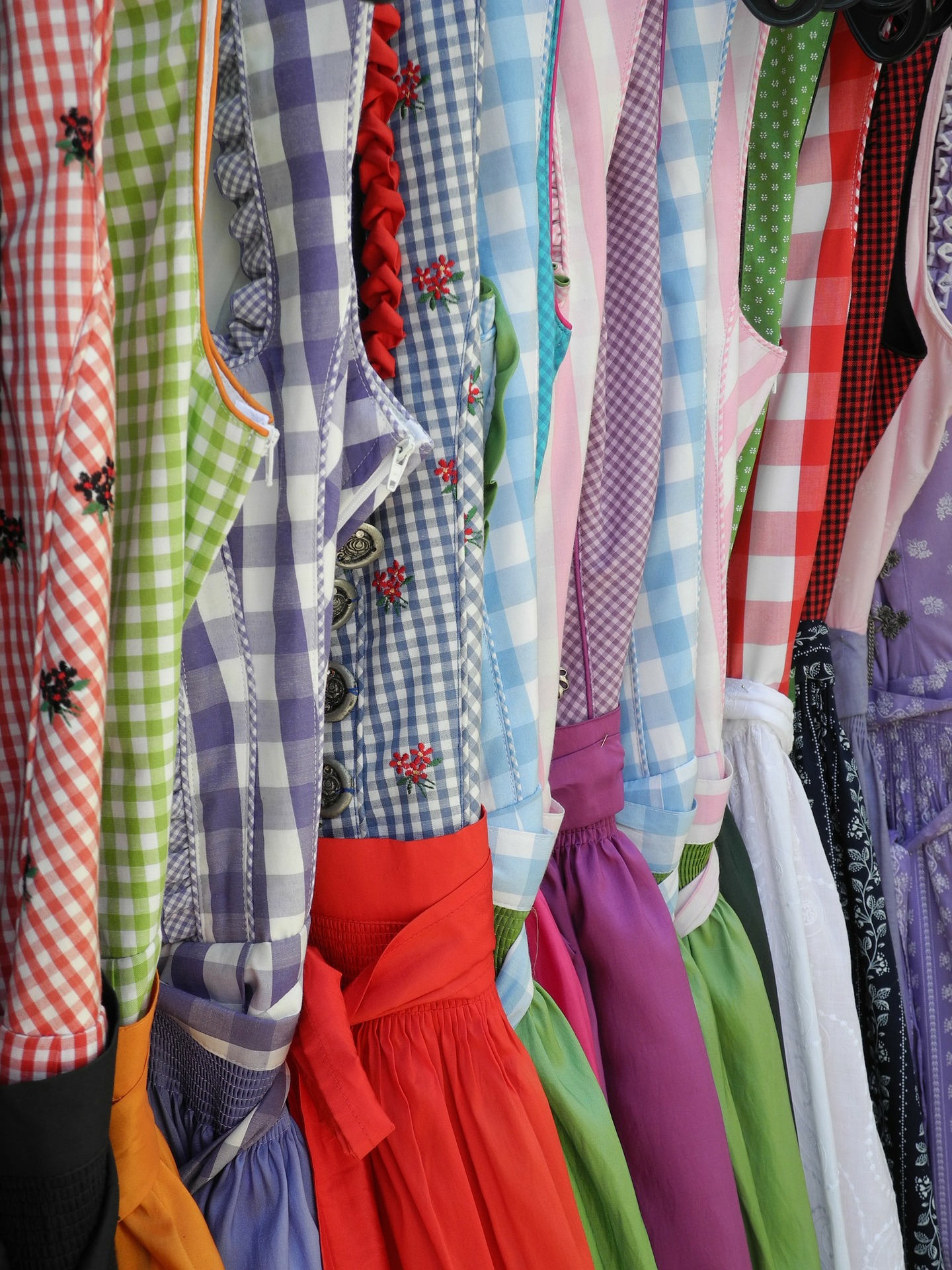 Zu allen Dirndl- und Trachtenstoffen