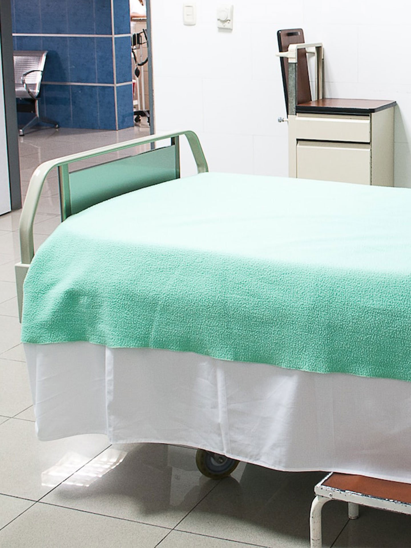 Krankenhausbett mit Inkontinenzstoffen