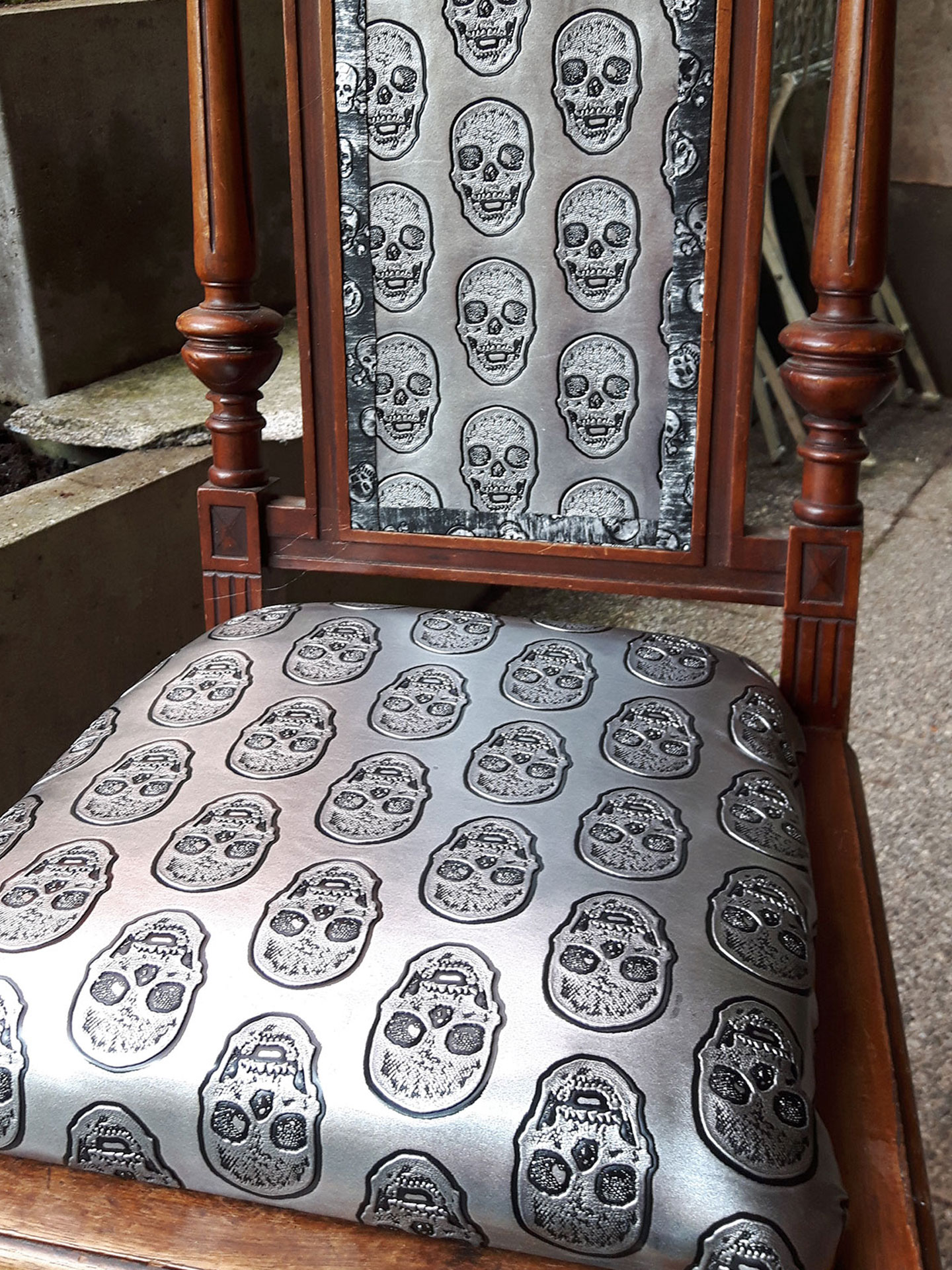 Eye-Catcher: Stoff mit Totenkopf-Prägung