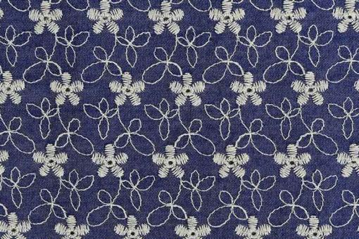 Jeans-Stoff bestickt - Blütenranken