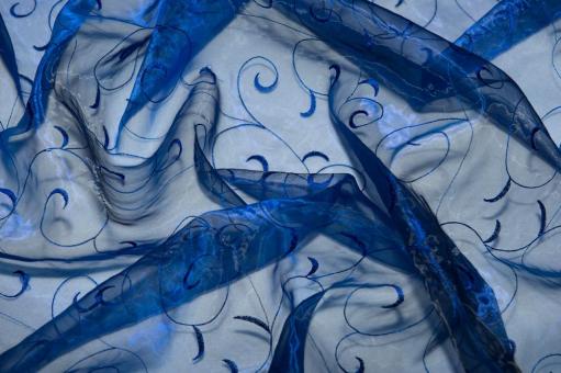 Organza Stoff mit Ranke bestickt