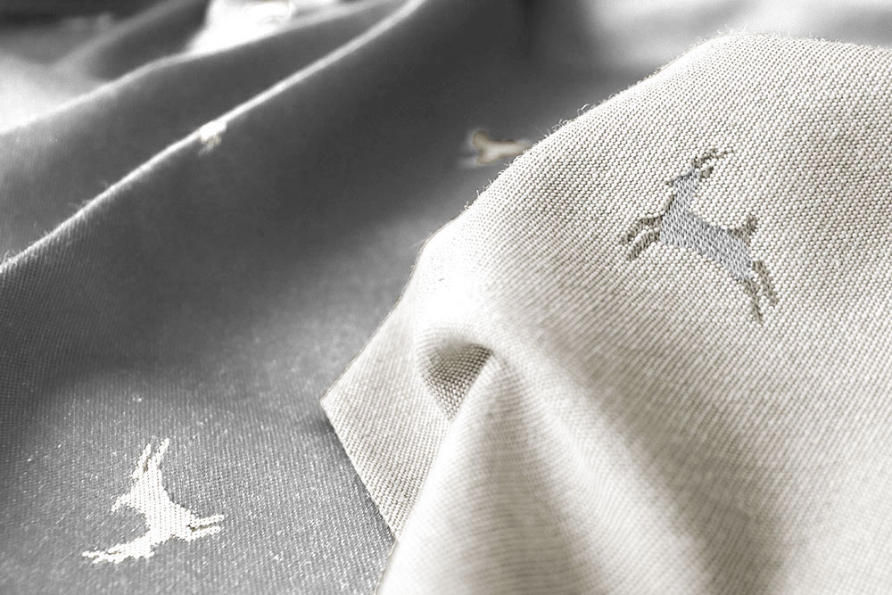 Dekostoff Jacquard beidseitig - Landhaus-Hirsche - Hellgrau/Creme 