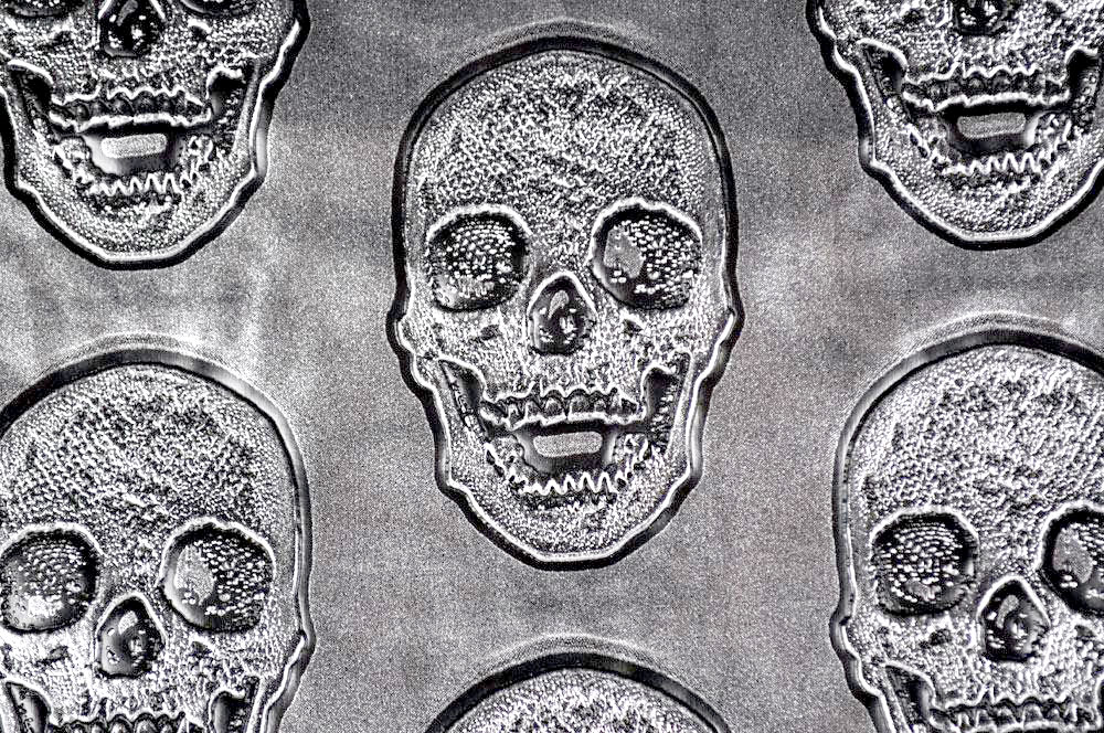 Kunstleder Prägestoff Totenköpfe 
