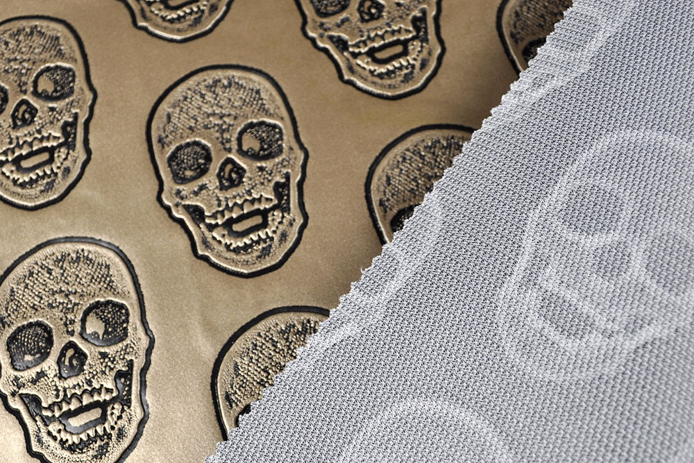 Kunstleder-Prägestoff - Totenköpfe - Gold