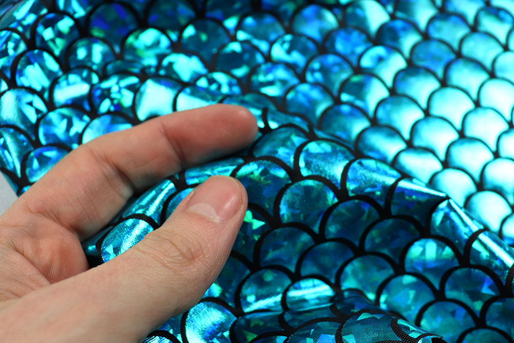 Hologramm-Folienstoff Schuppe - Schwarz/Aqua