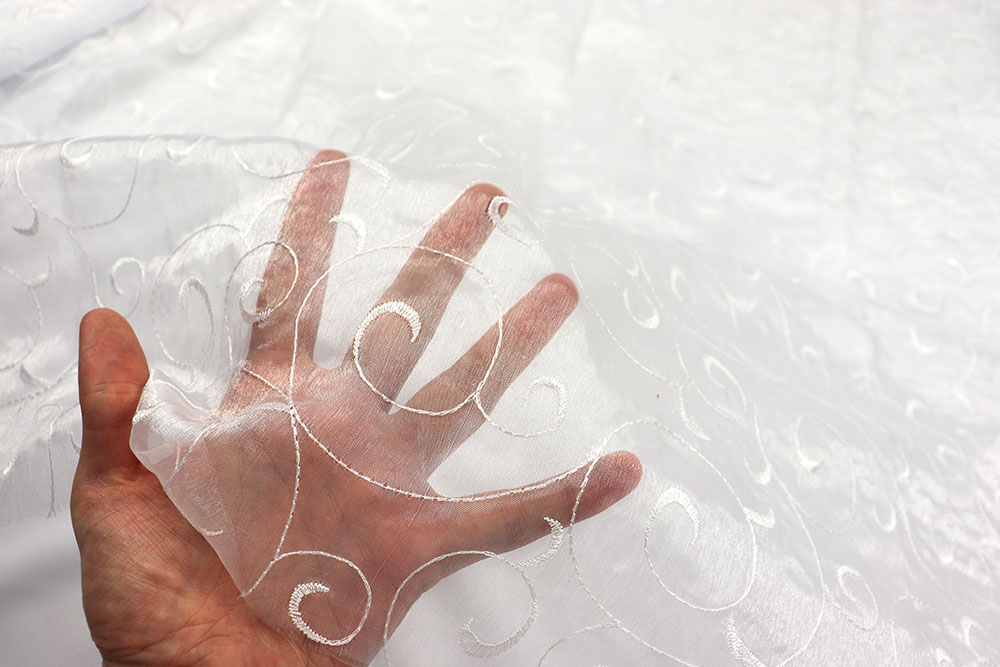 Organza Stoff mit Ranke bestickt