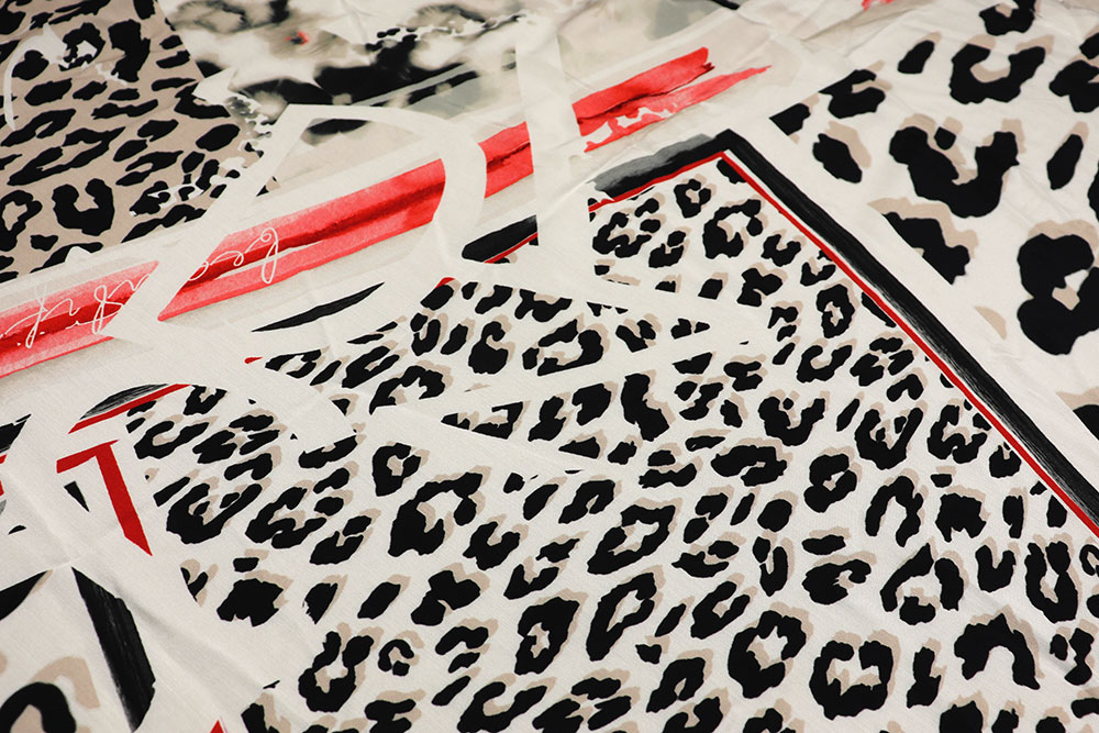 Panel-Viskosestoff - Leo Patchwork Red