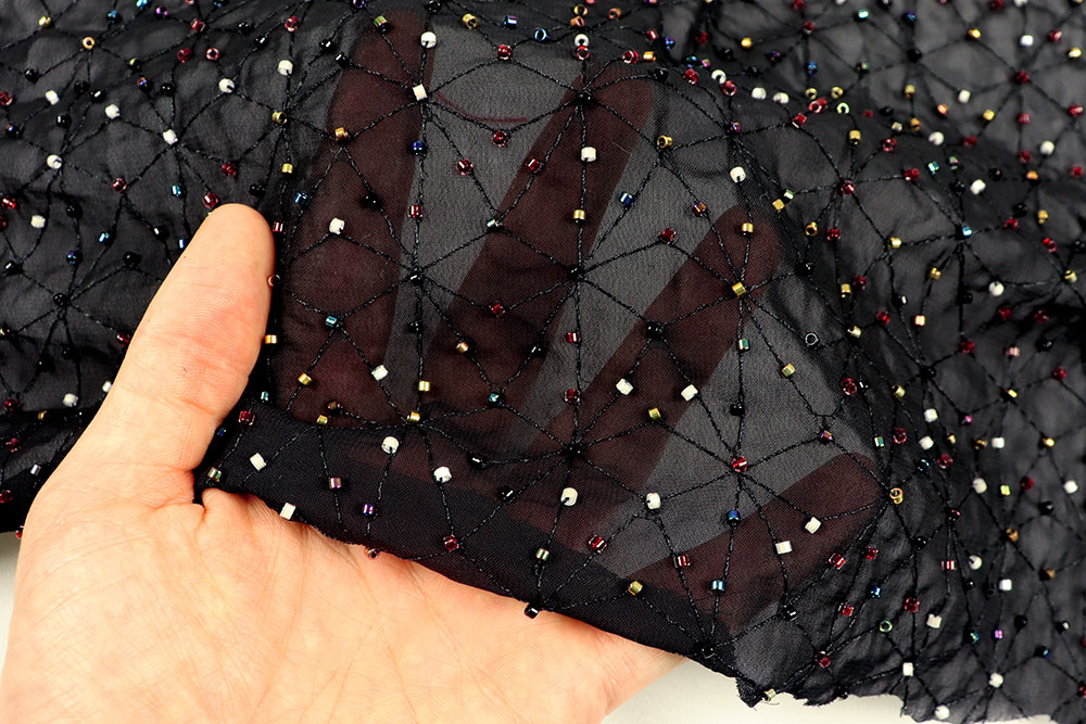 Bekleidungsstoff  - Perlenstickerei