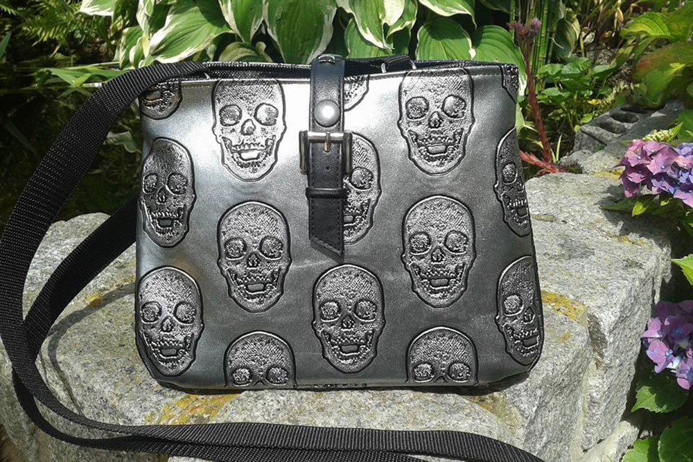 Kunstleder Prägestoff Totenköpfe