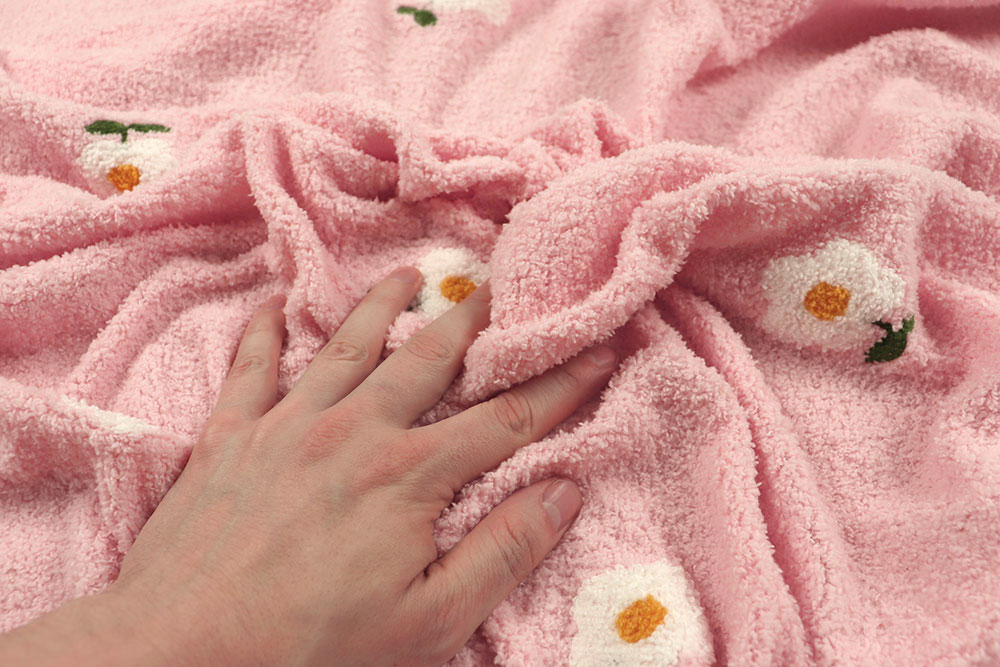 Flausch-Teddy bestickt - Blümchen