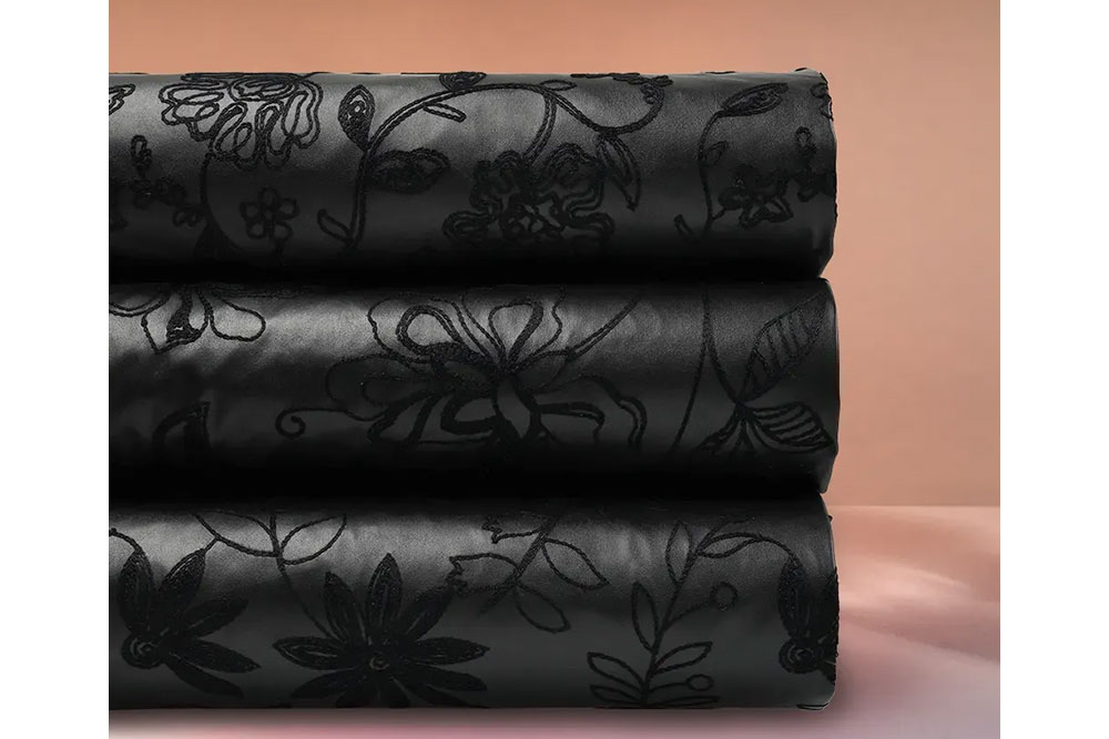 Kunstleder - Rosen-Stickerei