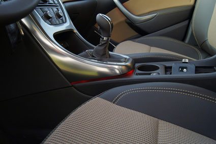 Mit Leder ausgestatteter Innenraum eines Autos mit Auto-Sitz und Kupplung