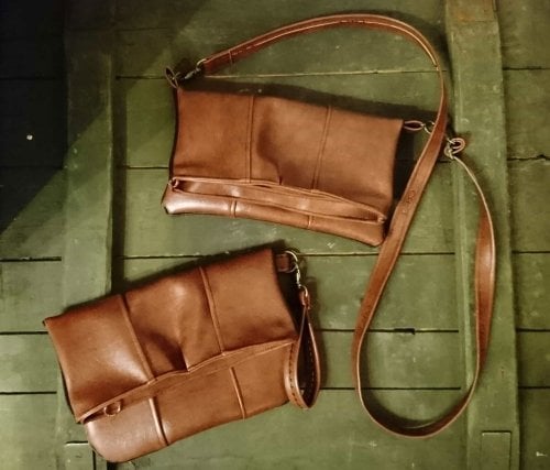 Zwei Handtaschen aus braunem Lederimitat