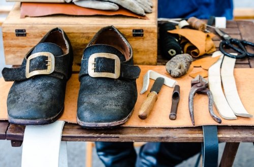 Historisches Beispiel für Lederverarbeitung anhand von Schuhen