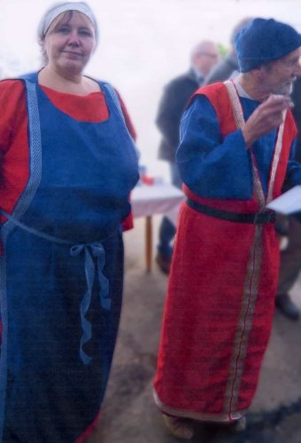 Mittelalter-Kostüme aus rotem und blauem Leinen-Stoff