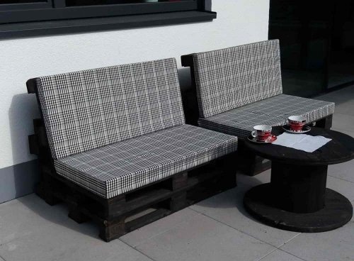 Karierter Outdoor-Stoff auf Sitzpolstern im Außenbereich