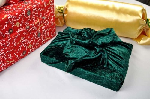 Geschenk verpackt in grünem Pannesamt-Stoff