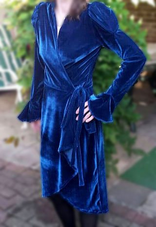 Frau mit Kleid aus blauem Samt-Stoff