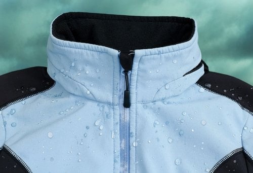 Hellblaue Regenjacke aus Softshell-Stoff