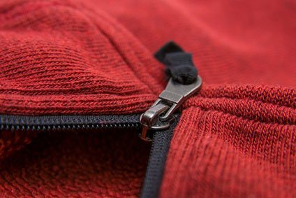 Reißverschluss an einem roten pullover aus Strick-Stoff