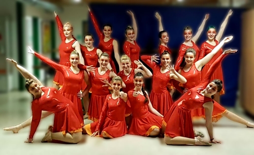 Gruppe von Frauen in roten Tanzkleidern