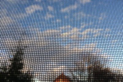 Fliegengitter als Insektenschutz vor einem Fenster