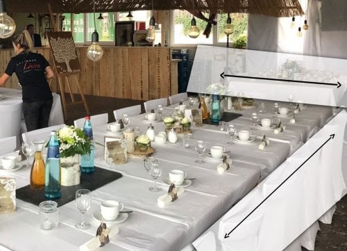 Weiße Tischdecke einer festlichen Tafel in der Gastronomie