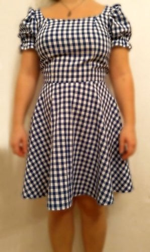 Frau mit Kleid aus Vichy-Karo-Stoff