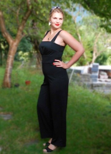 Model mit schwarzem Kleid aus Viskose-Stoff