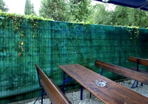 Wind- und Sichtschutz an einem Zaun im Biergarten