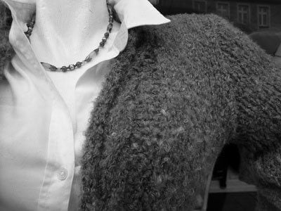 Graue Jacke aus grob gestricktem Woll-Stoff